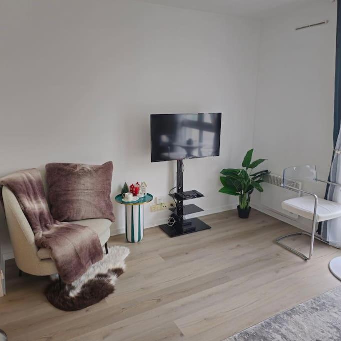 Апартаменты Studio Charmant Et Cosy Рюэй-Мальмезон Экстерьер фото